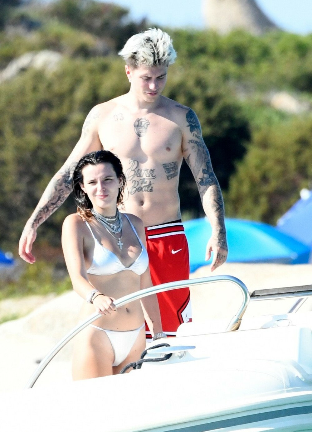Bella Thorne, surprinsă purtând un bikini minuscul în vacanța în Italia. FOTO - Imaginea 7