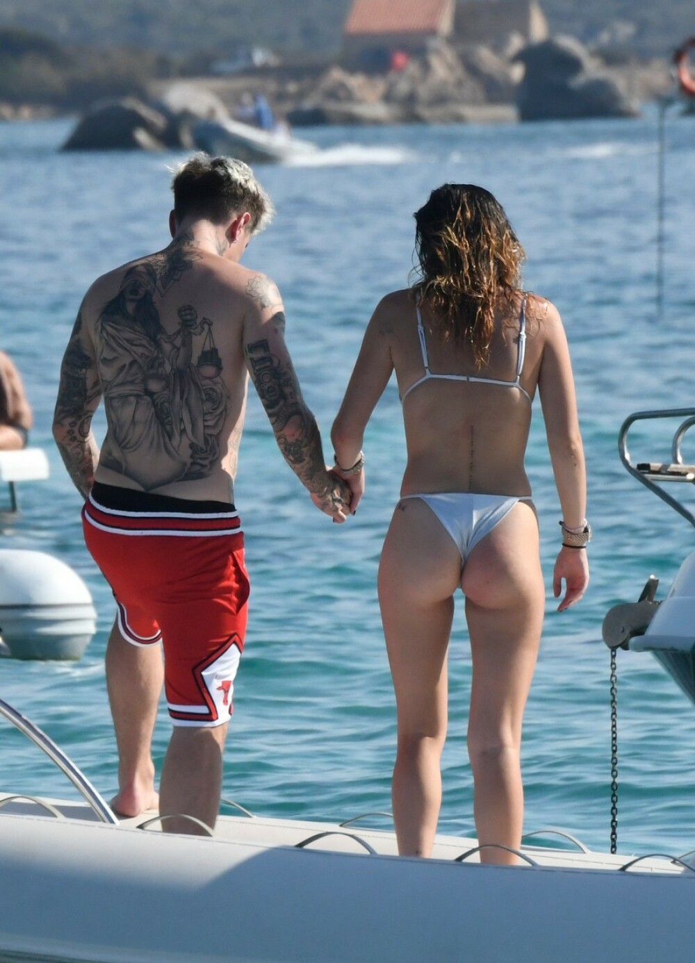 Bella Thorne, surprinsă purtând un bikini minuscul în vacanța în Italia. FOTO - Imaginea 2