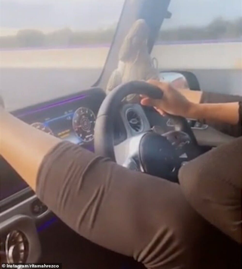 Cum a fost filmată soţia unui celebru fotbalist pe autostradă. 