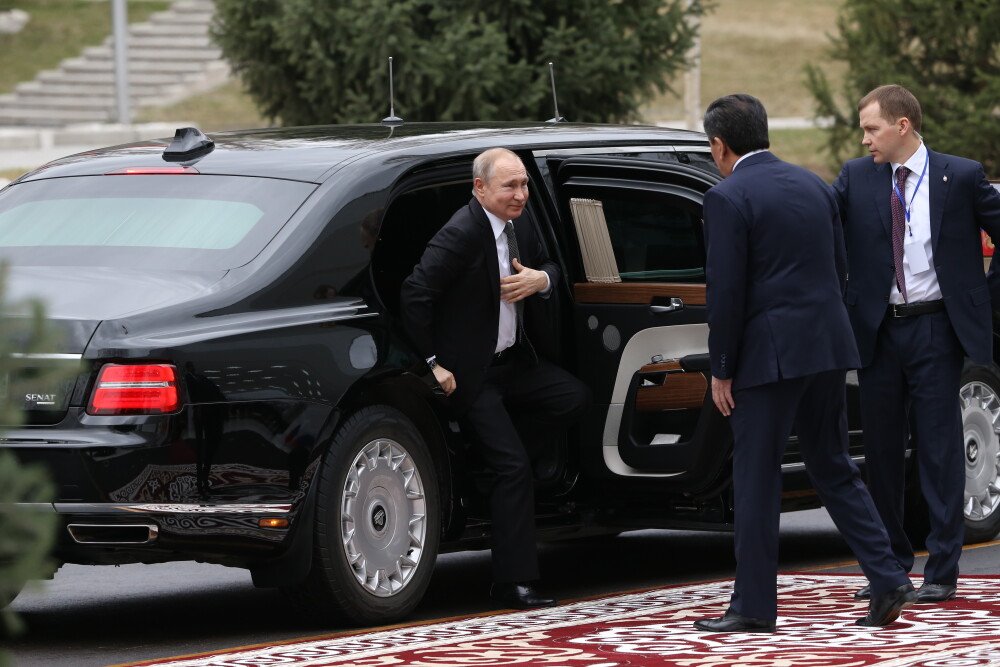Cât costă modelul de limuzină cu care se deplasează Putin. GALERIE FOTO - Imaginea 1