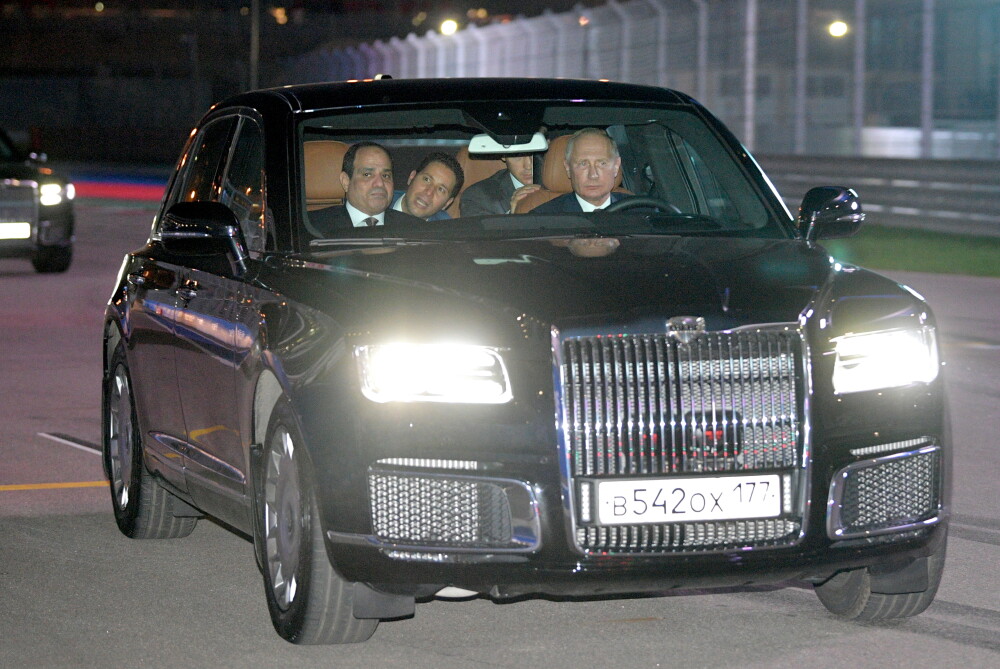 Cât costă modelul de limuzină cu care se deplasează Putin. GALERIE FOTO - Imaginea 2