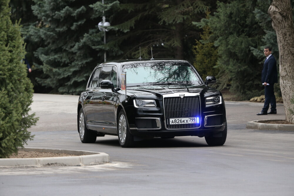 Cât costă modelul de limuzină cu care se deplasează Putin. GALERIE FOTO - Imaginea 4
