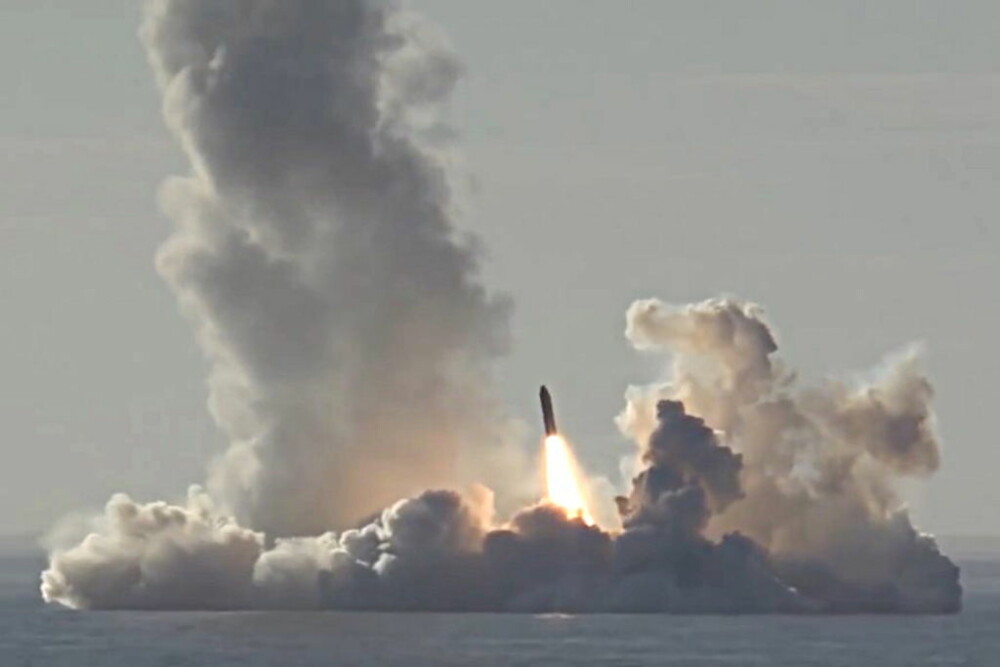 Rusia a lansat rachete balistice de pe 2 submarine nucleare. Ameninţarea lui Putin - Imaginea 1
