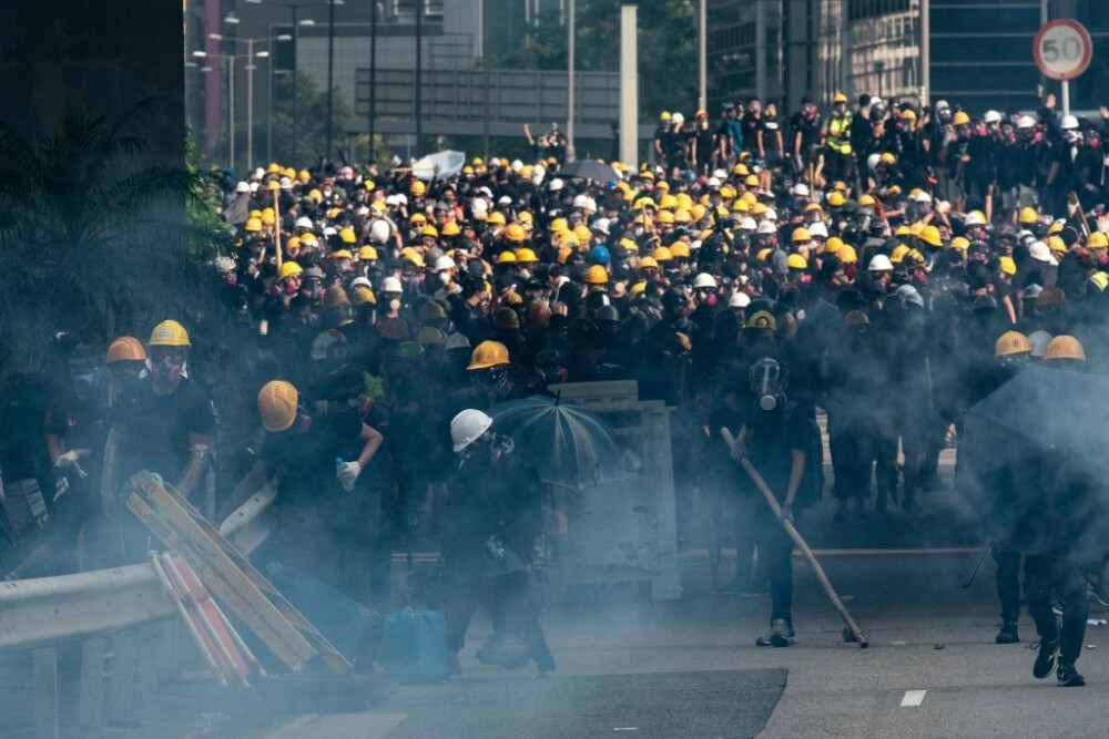 Nou protest violent la Hong Kong. Mii de persoane au ieșit pe străzi, purtând măști de gaz - Imaginea 7