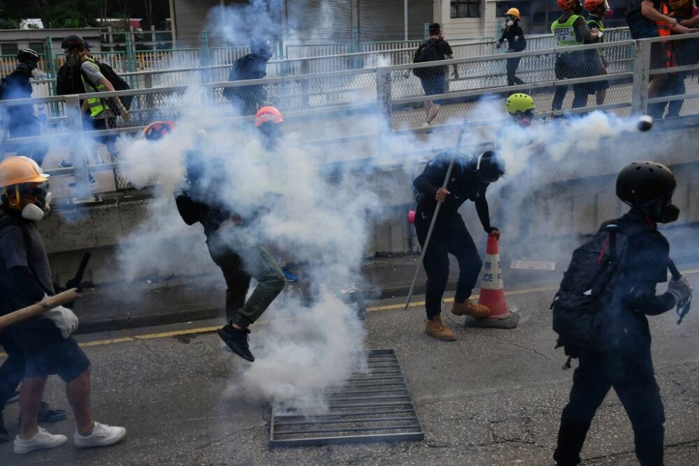 Nou protest violent la Hong Kong. Mii de persoane au ieșit pe străzi, purtând măști de gaz - Imaginea 6