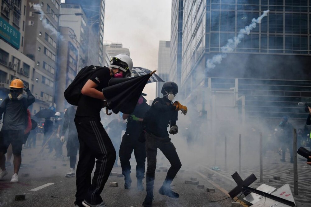Nou protest violent la Hong Kong. Mii de persoane au ieșit pe străzi, purtând măști de gaz - Imaginea 5
