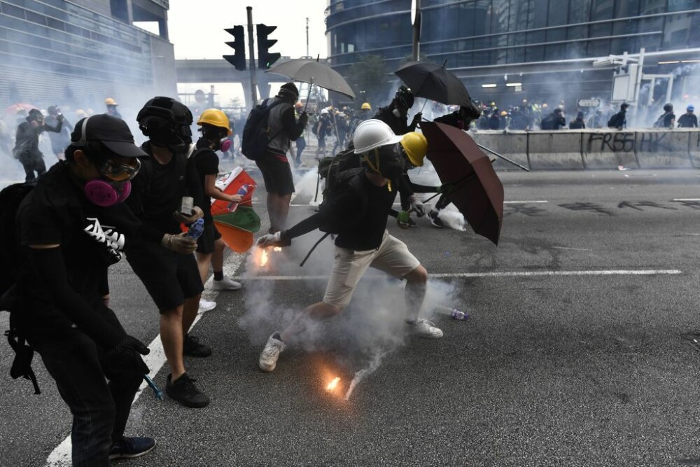 Nou protest violent la Hong Kong. Mii de persoane au ieșit pe străzi, purtând măști de gaz - Imaginea 4