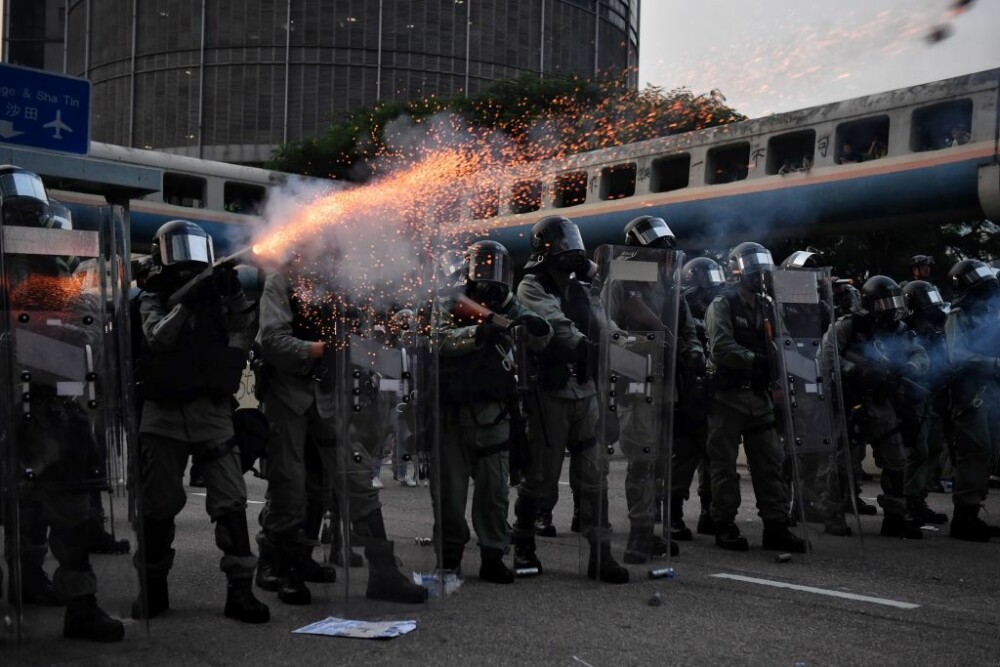 Nou protest violent la Hong Kong. Mii de persoane au ieșit pe străzi, purtând măști de gaz - Imaginea 2