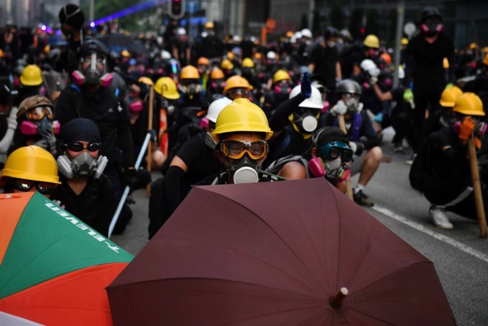 Nou protest violent la Hong Kong. Mii de persoane au ieșit pe străzi, purtând măști de gaz - Imaginea 1
