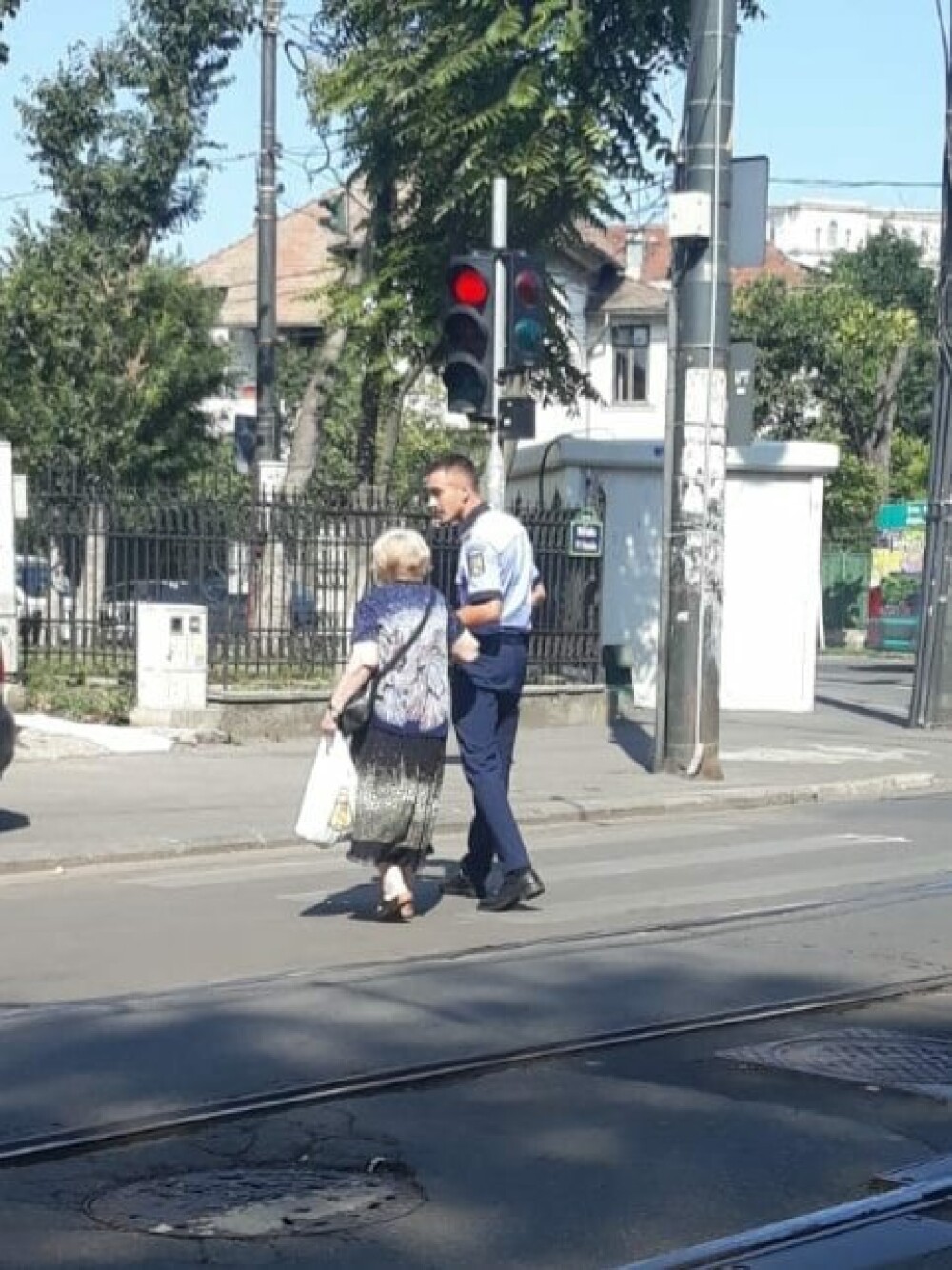 Polițiști premiați de Mihai Fifor, după ce au ajutat două bătrâne să treacă strada. FOTO - Imaginea 1