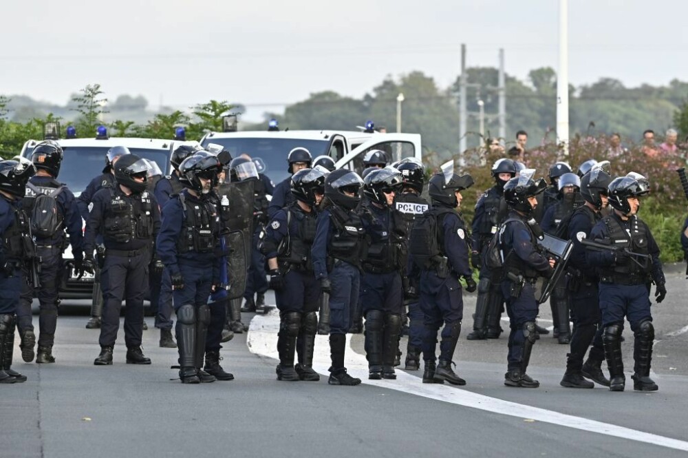 Ciocniri violente între poliție și protestatari, în zona summitului G7. GALERIE FOTO - Imaginea 4