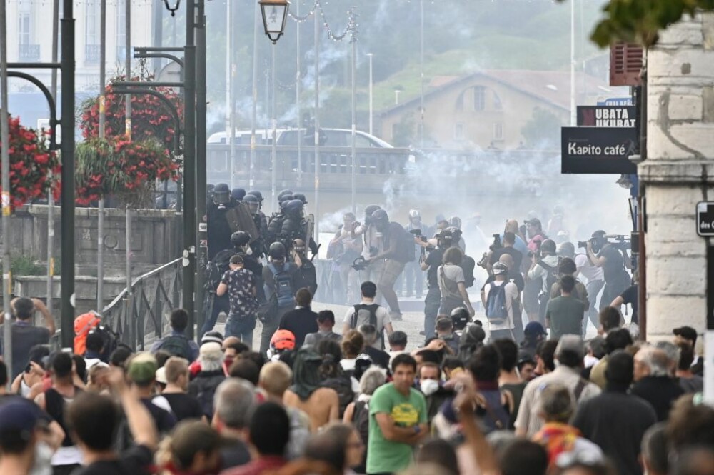 Ciocniri violente între poliție și protestatari, în zona summitului G7. GALERIE FOTO - Imaginea 3