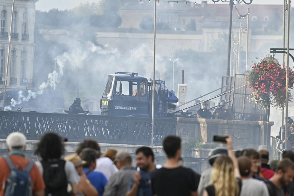 Ciocniri violente între poliție și protestatari, în zona summitului G7. GALERIE FOTO - Imaginea 2