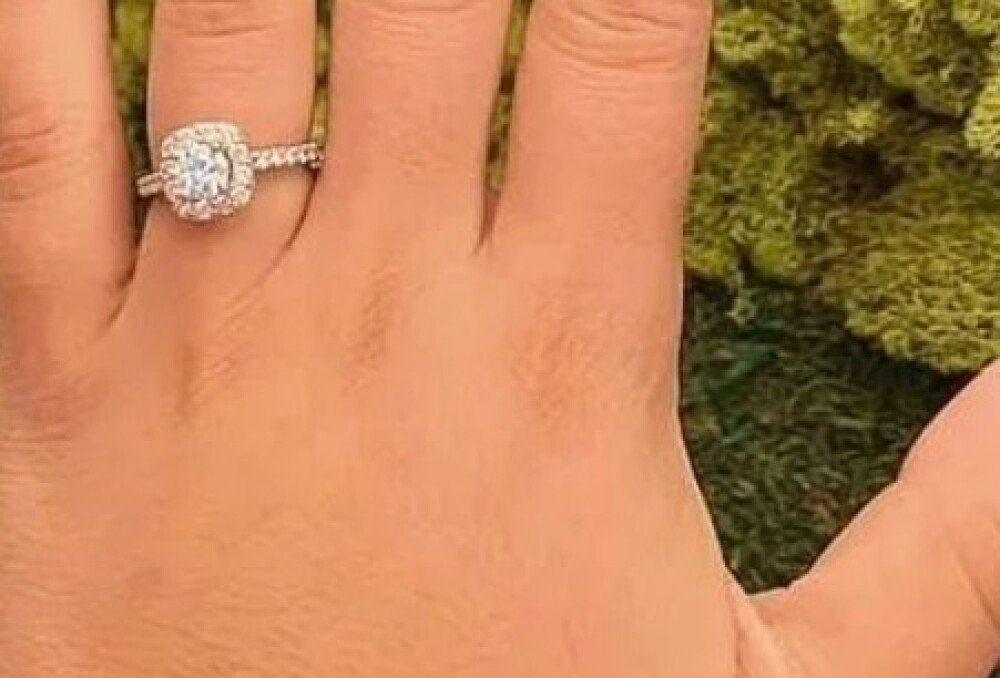 A vrut să se laude cu inelul de logodnă, dar un detaliu apărut în poză a stârnit controverse - Imaginea 3