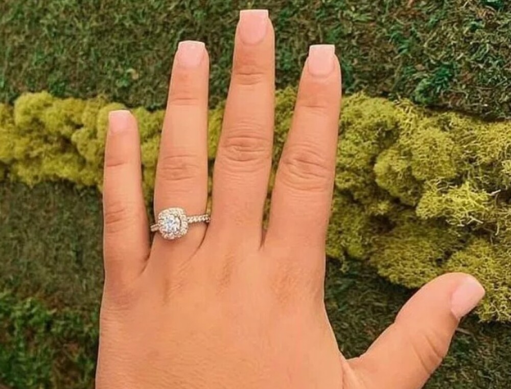 A vrut să se laude cu inelul de logodnă, dar un detaliu apărut în poză a stârnit controverse - Imaginea 2