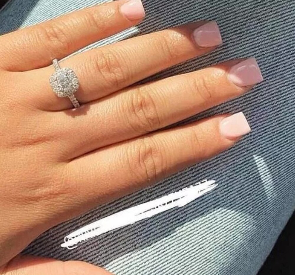 A vrut să se laude cu inelul de logodnă, dar un detaliu apărut în poză a stârnit controverse - Imaginea 1