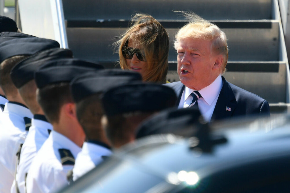 Reacția amuzantă a soldaților francezi când o văd pe Melania Trump în aeroport. FOTO - Imaginea 4