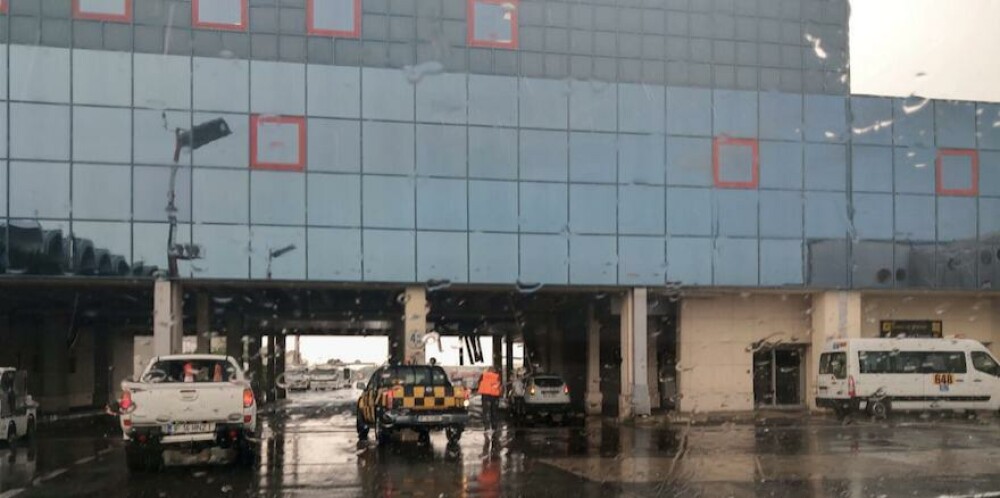 Stâlpi pentru ghidarea avioanelor, dărâmați de furtună, pe Aeroportul Otopeni. VIDEO - Imaginea 3