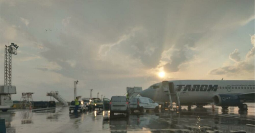 Stâlpi pentru ghidarea avioanelor, dărâmați de furtună, pe Aeroportul Otopeni. VIDEO - Imaginea 2