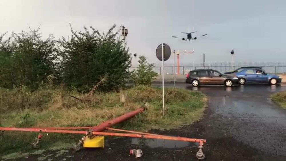 Stâlpi pentru ghidarea avioanelor, dărâmați de furtună, pe Aeroportul Otopeni. VIDEO - Imaginea 4