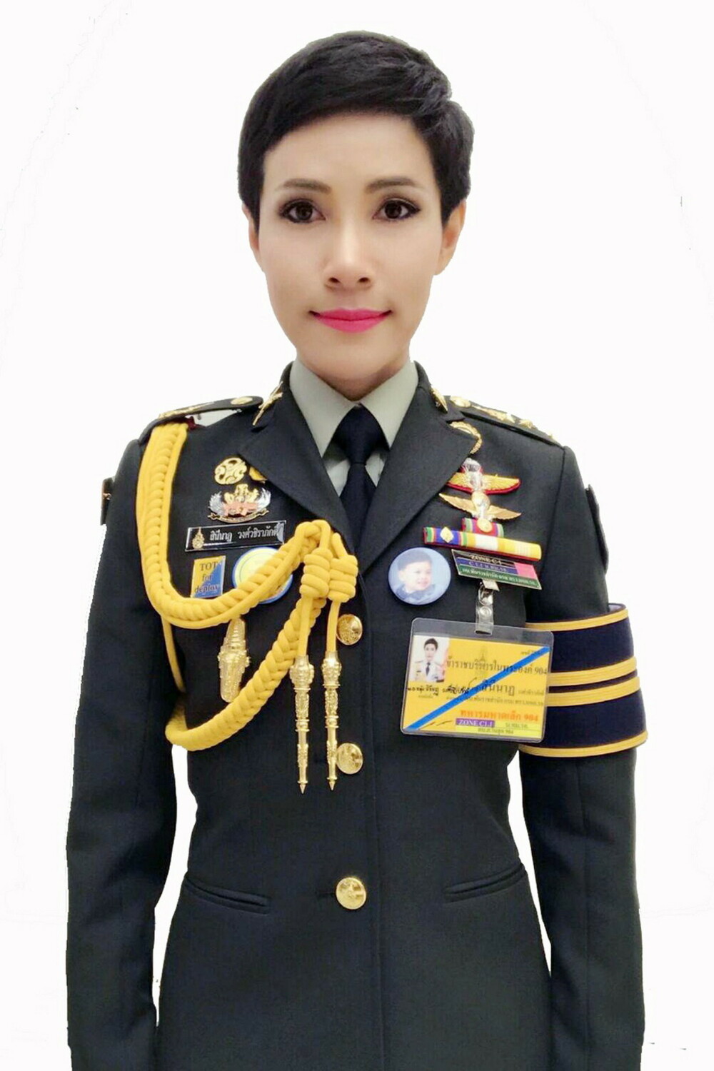 Concubina regelui Thailandei, surprinsă pilotând un avion și trăgând cu arma. Imagini rare - Imaginea 11