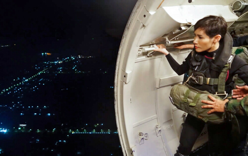 Concubina regelui Thailandei, surprinsă pilotând un avion și trăgând cu arma. Imagini rare - Imaginea 8