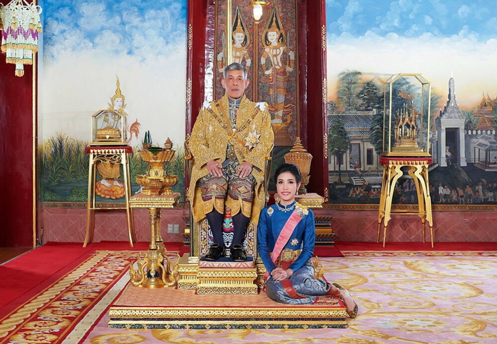Regele Thailandei i-a retras concubinei sale toate titlurile regale şi militare - Imaginea 6