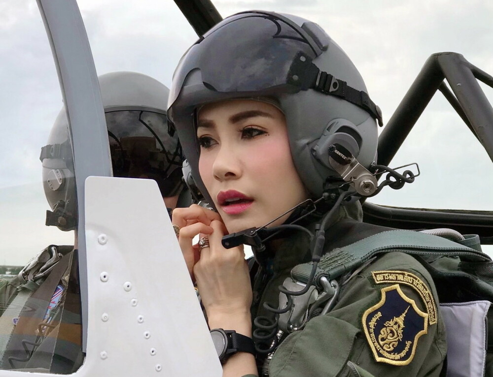 Concubina regelui Thailandei, surprinsă pilotând un avion și trăgând cu arma. Imagini rare - Imaginea 5