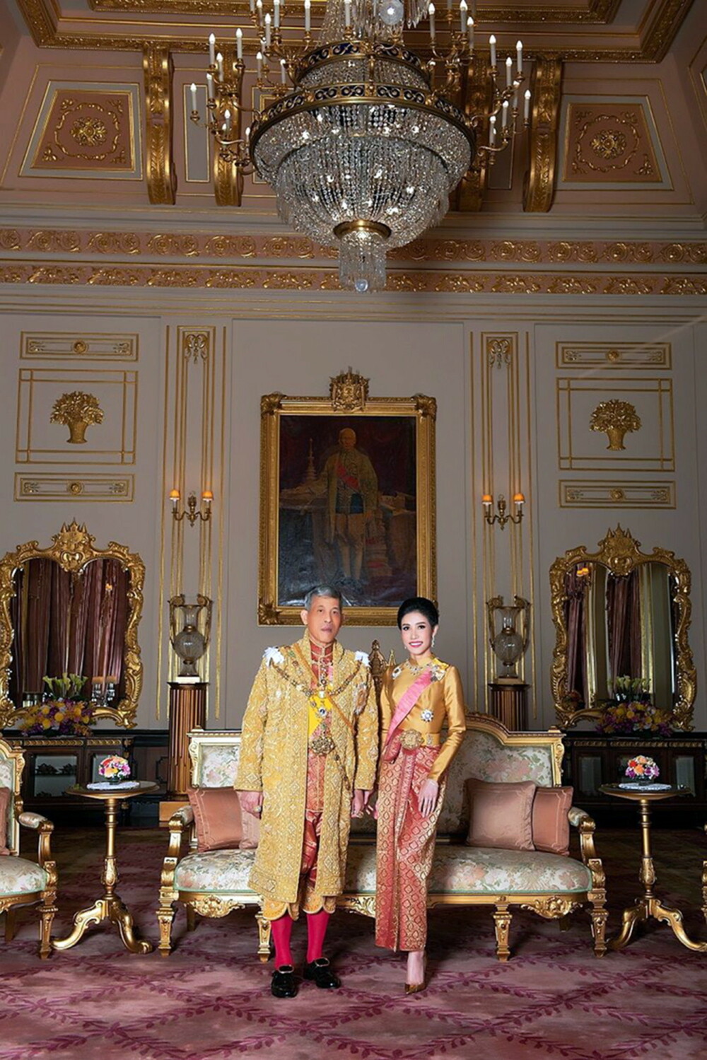Regele Thailandei i-a retras concubinei sale toate titlurile regale şi militare - Imaginea 1