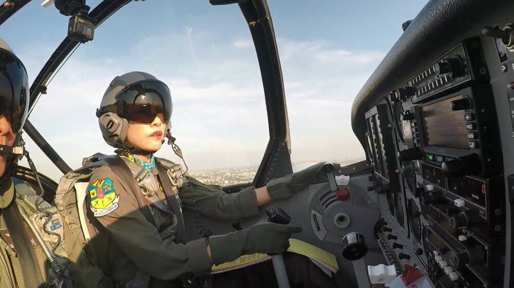Concubina regelui Thailandei, surprinsă pilotând un avion și trăgând cu arma. Imagini rare - Imaginea 1