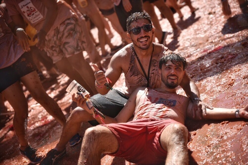 Mii de persoane la celebra bătaie cu roșii Tomatina. S-au folosit 145 de tone de tomate - Imaginea 12