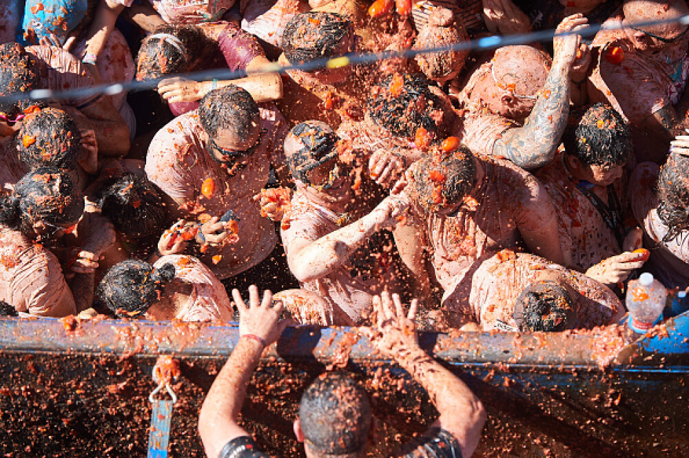 Mii de persoane la celebra bătaie cu roșii Tomatina. S-au folosit 145 de tone de tomate - Imaginea 11