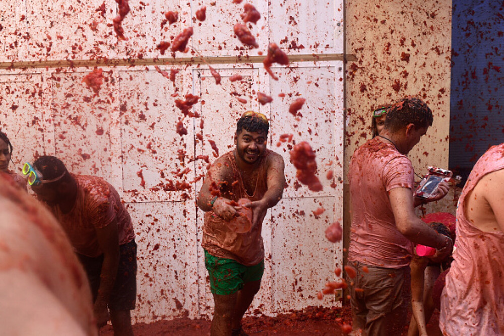 Mii de persoane la celebra bătaie cu roșii Tomatina. S-au folosit 145 de tone de tomate - Imaginea 10