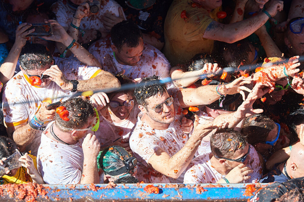 Mii de persoane la celebra bătaie cu roșii Tomatina. S-au folosit 145 de tone de tomate - Imaginea 9