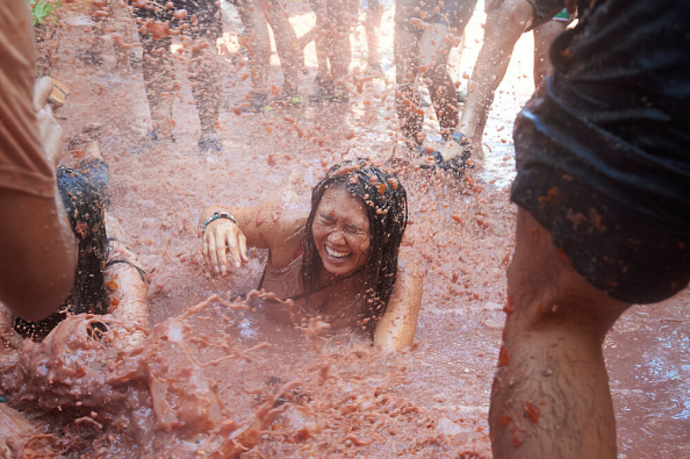 Mii de persoane la celebra bătaie cu roșii Tomatina. S-au folosit 145 de tone de tomate - Imaginea 7