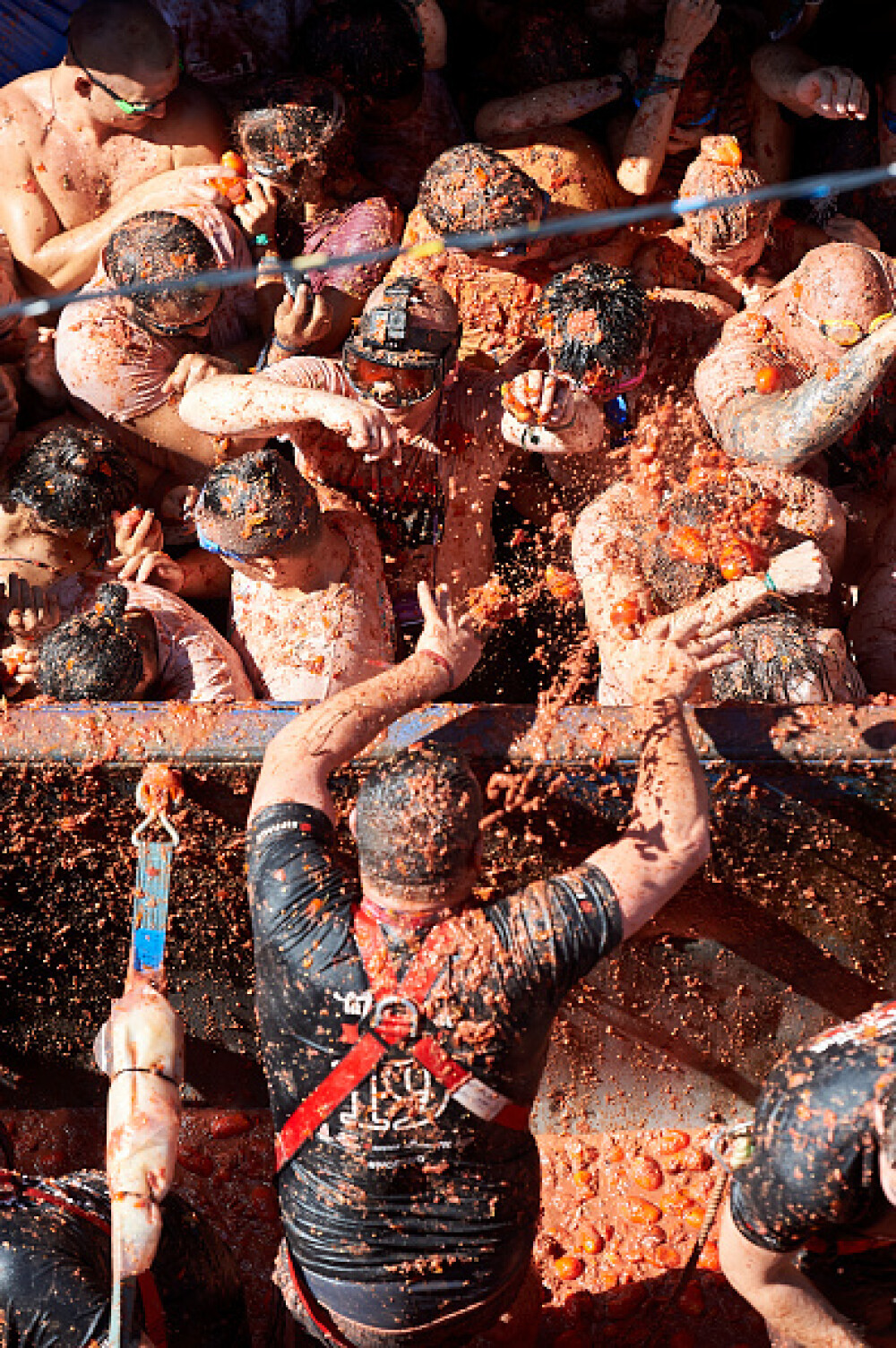 Mii de persoane la celebra bătaie cu roșii Tomatina. S-au folosit 145 de tone de tomate - Imaginea 6