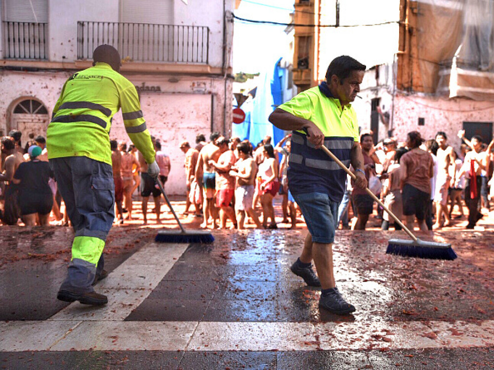 Mii de persoane la celebra bătaie cu roșii Tomatina. S-au folosit 145 de tone de tomate - Imaginea 4