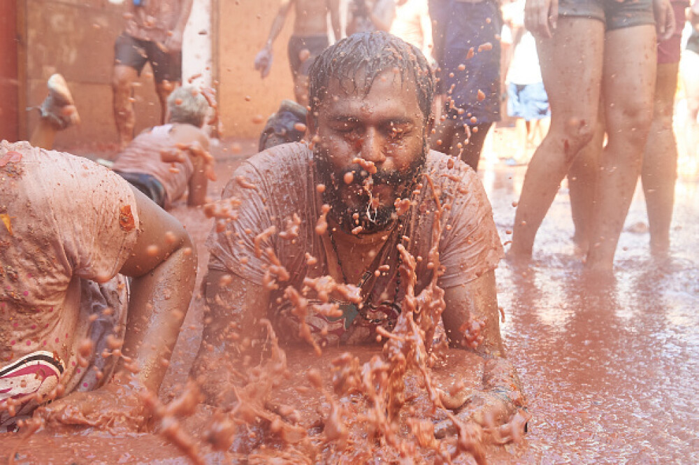 Mii de persoane la celebra bătaie cu roșii Tomatina. S-au folosit 145 de tone de tomate - Imaginea 3