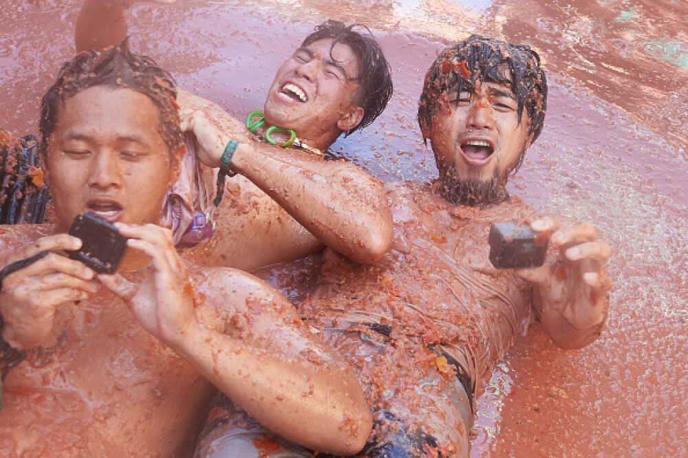 Mii de persoane la celebra bătaie cu roșii Tomatina. S-au folosit 145 de tone de tomate - Imaginea 2