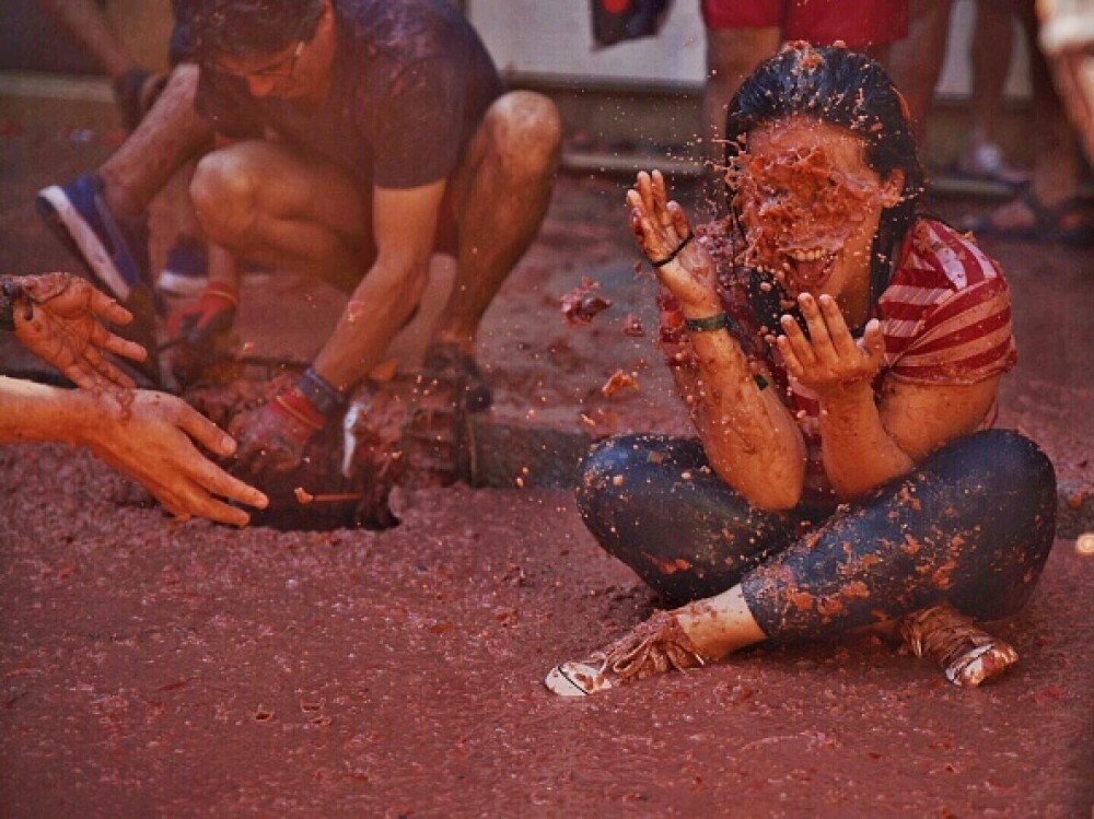 Mii de persoane la celebra bătaie cu roșii Tomatina. S-au folosit 145 de tone de tomate - Imaginea 1