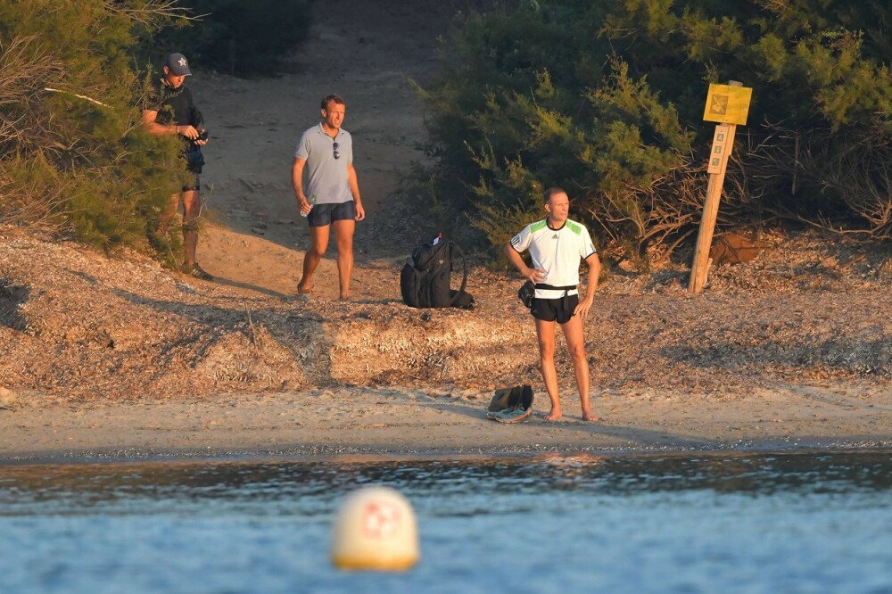 Cum a fost văzut președintele francez, Emmanuel Macron, la plajă. FOTO - Imaginea 4