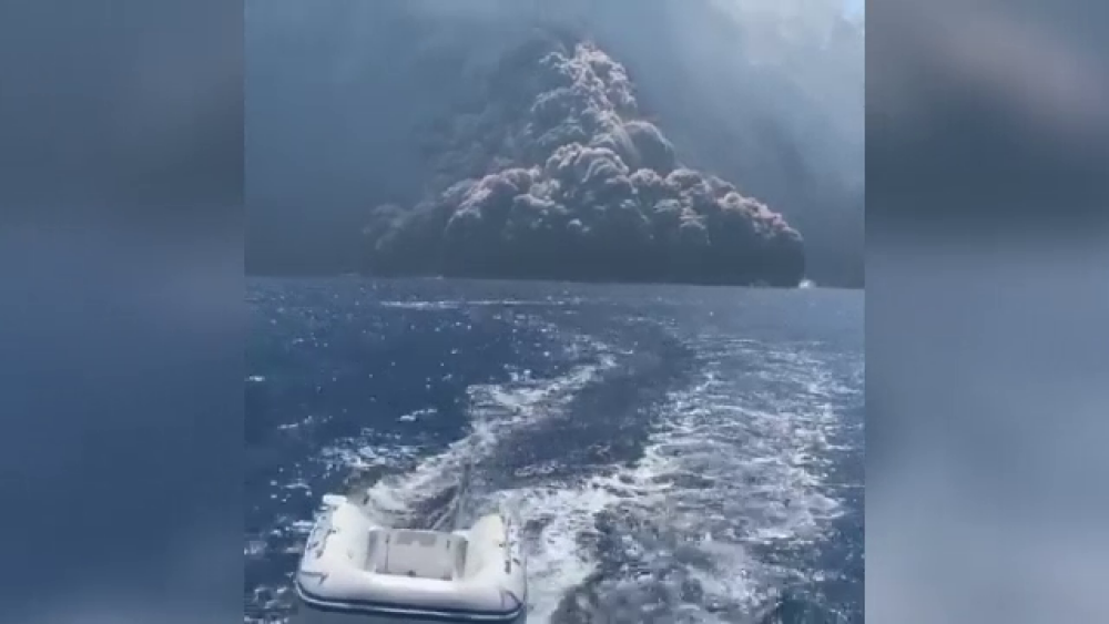 Panică după erupția vulcanului Stromboli. Oamenii fug din calea norului de cenușă. VIDEO - Imaginea 1
