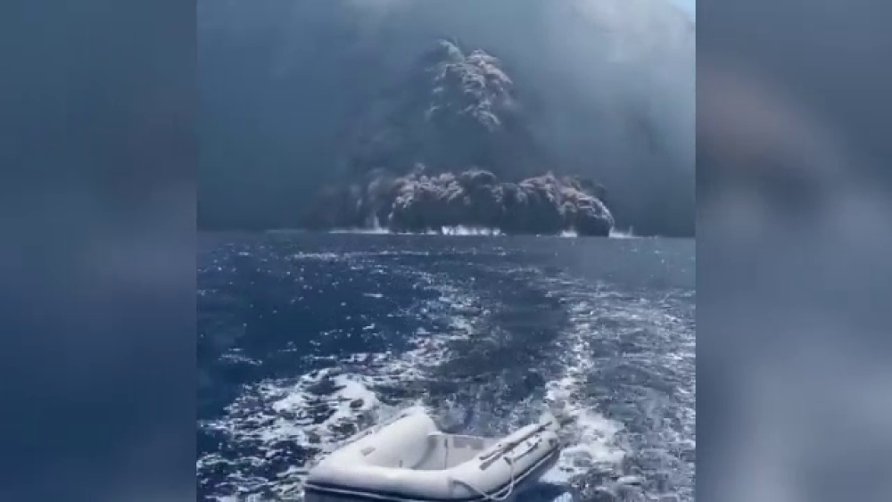 Panică după erupția vulcanului Stromboli. Oamenii fug din calea norului de cenușă. VIDEO - Imaginea 2