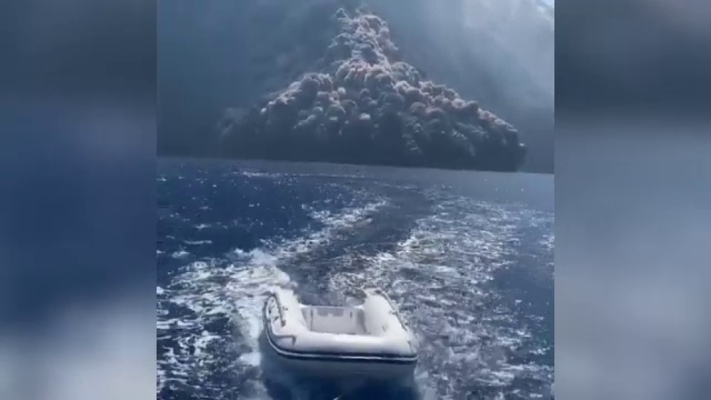 Panică după erupția vulcanului Stromboli. Oamenii fug din calea norului de cenușă. VIDEO - Imaginea 3
