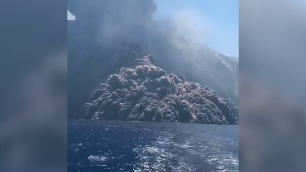 Panică după erupția vulcanului Stromboli. Oamenii fug din calea norului de cenușă. VIDEO - Imaginea 4