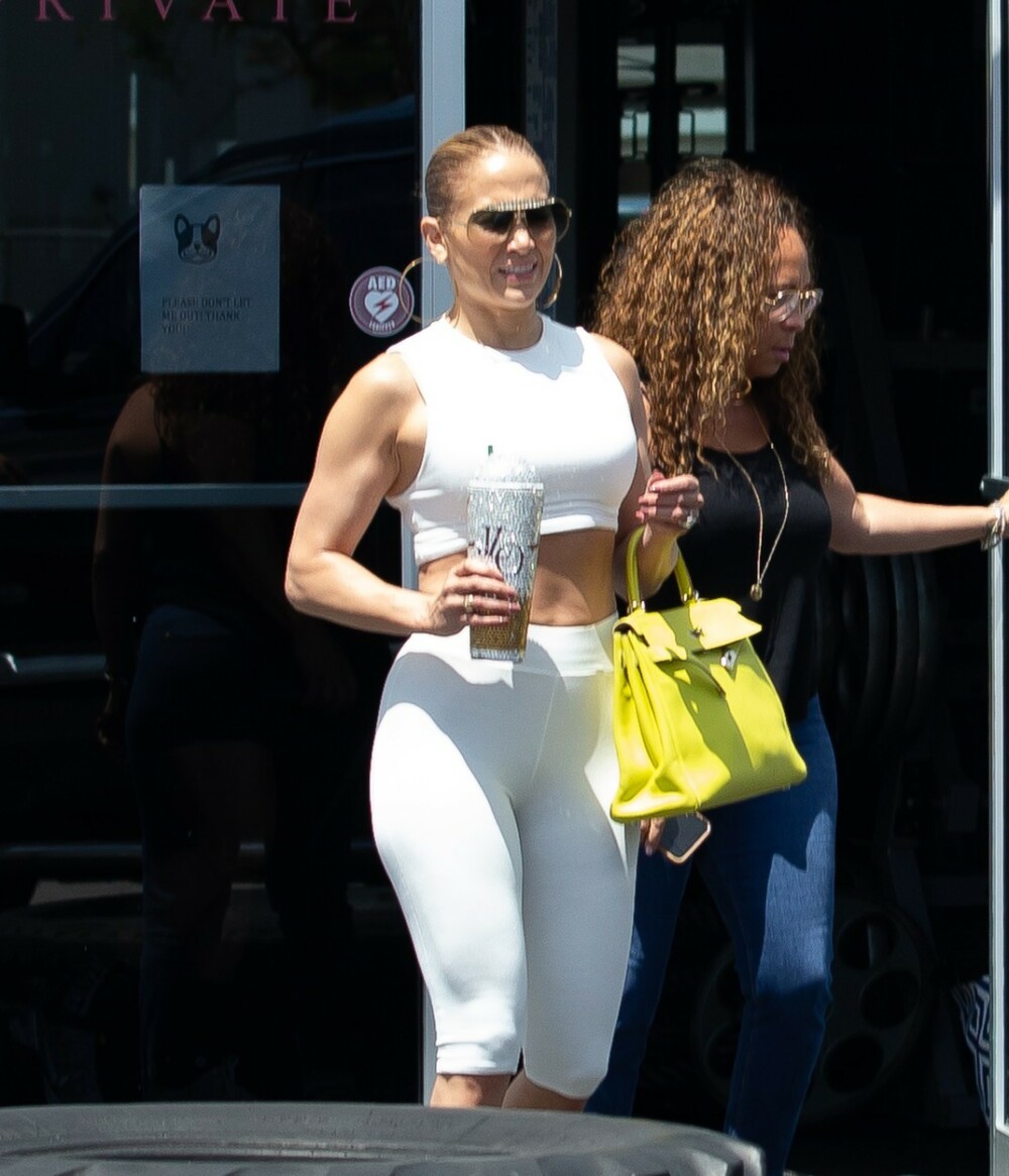 Jennifer Lopez, apariție inedită la Miami. Ce și-a luat cu ea la sala de fitness. GALERIE FOTO - Imaginea 2