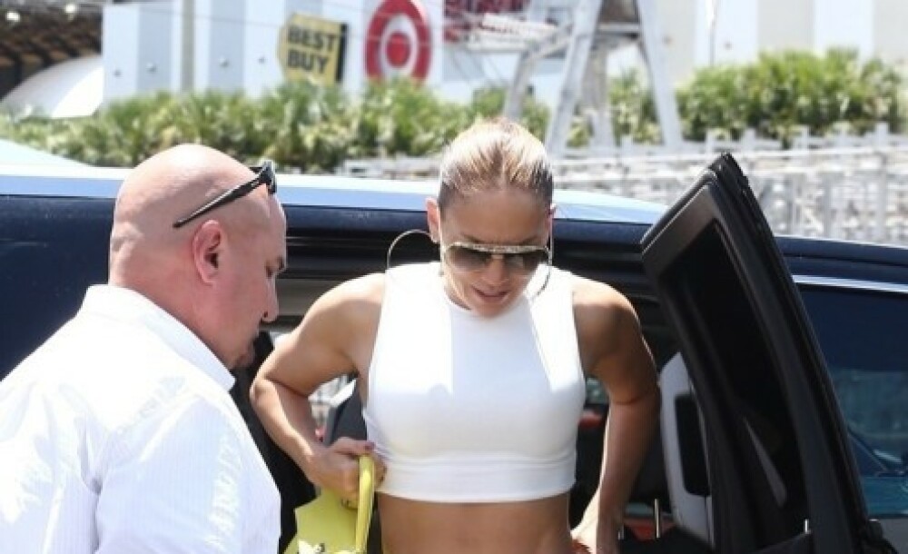 Jennifer Lopez, apariție inedită la Miami. Ce și-a luat cu ea la sala de fitness. GALERIE FOTO - Imaginea 15