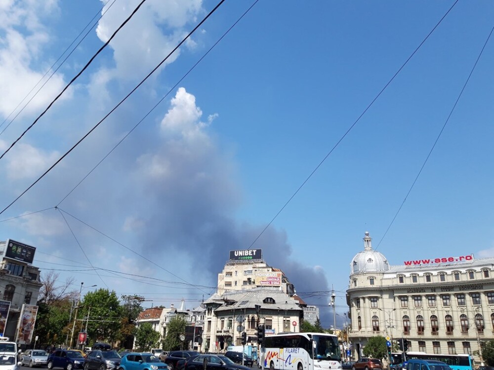 Incendiu puternic în nordul Capitalei. Autoritățile anunță că de abia sâmbătă va putea fi stins - Imaginea 3