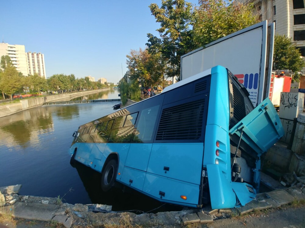 Un autobuz STB a căzut în râul Dâmbovița în urma unui accident rutier. Cine era în autovehicul - Imaginea 1