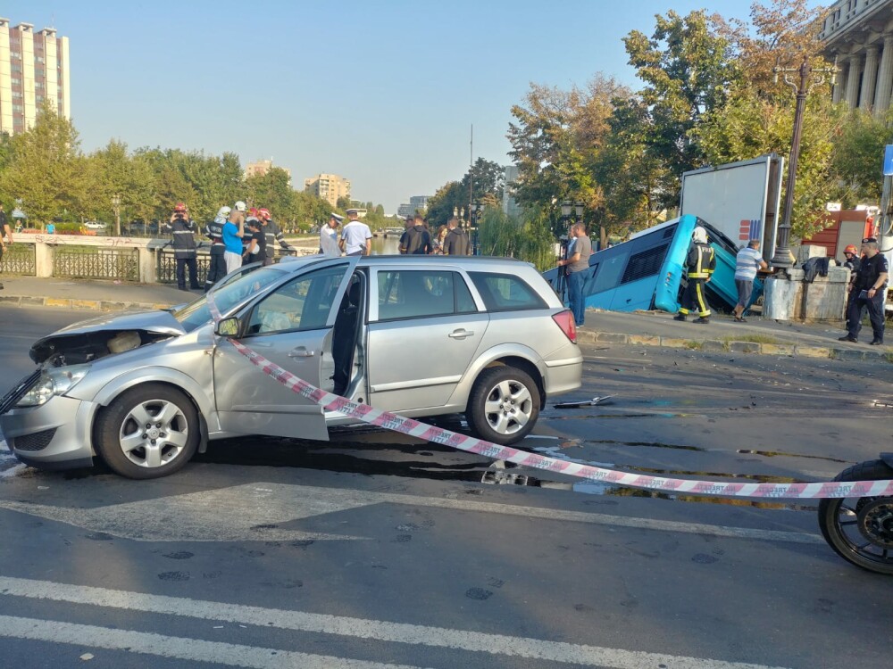 Un autobuz STB a căzut în râul Dâmbovița în urma unui accident rutier. Cine era în autovehicul - Imaginea 2